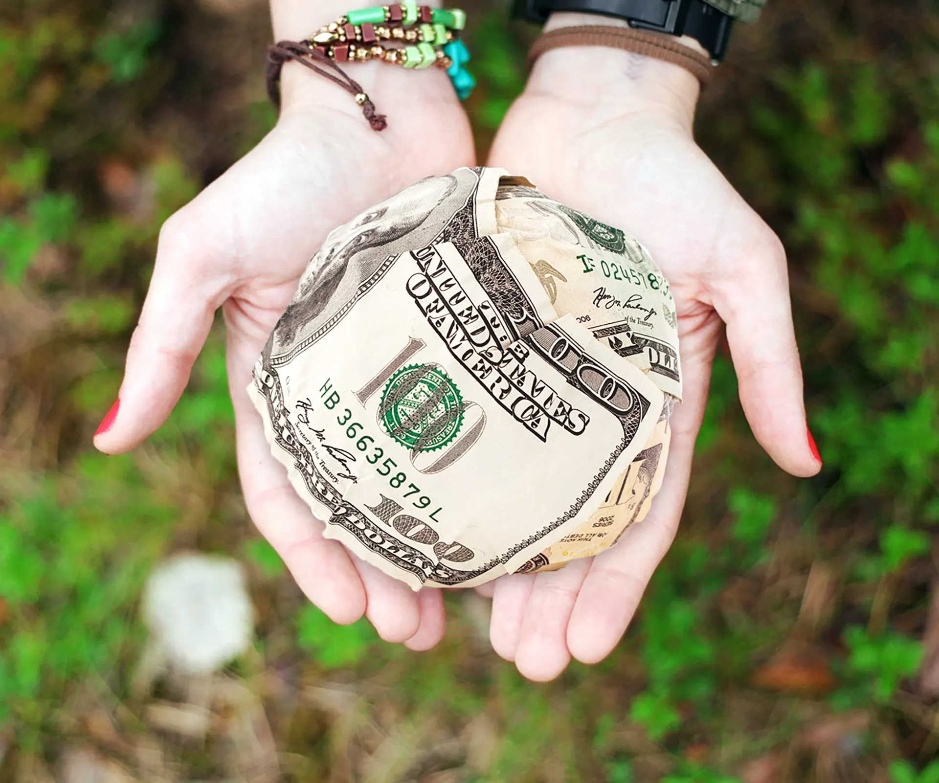 bracelets-cash-crumpled-271168.webp