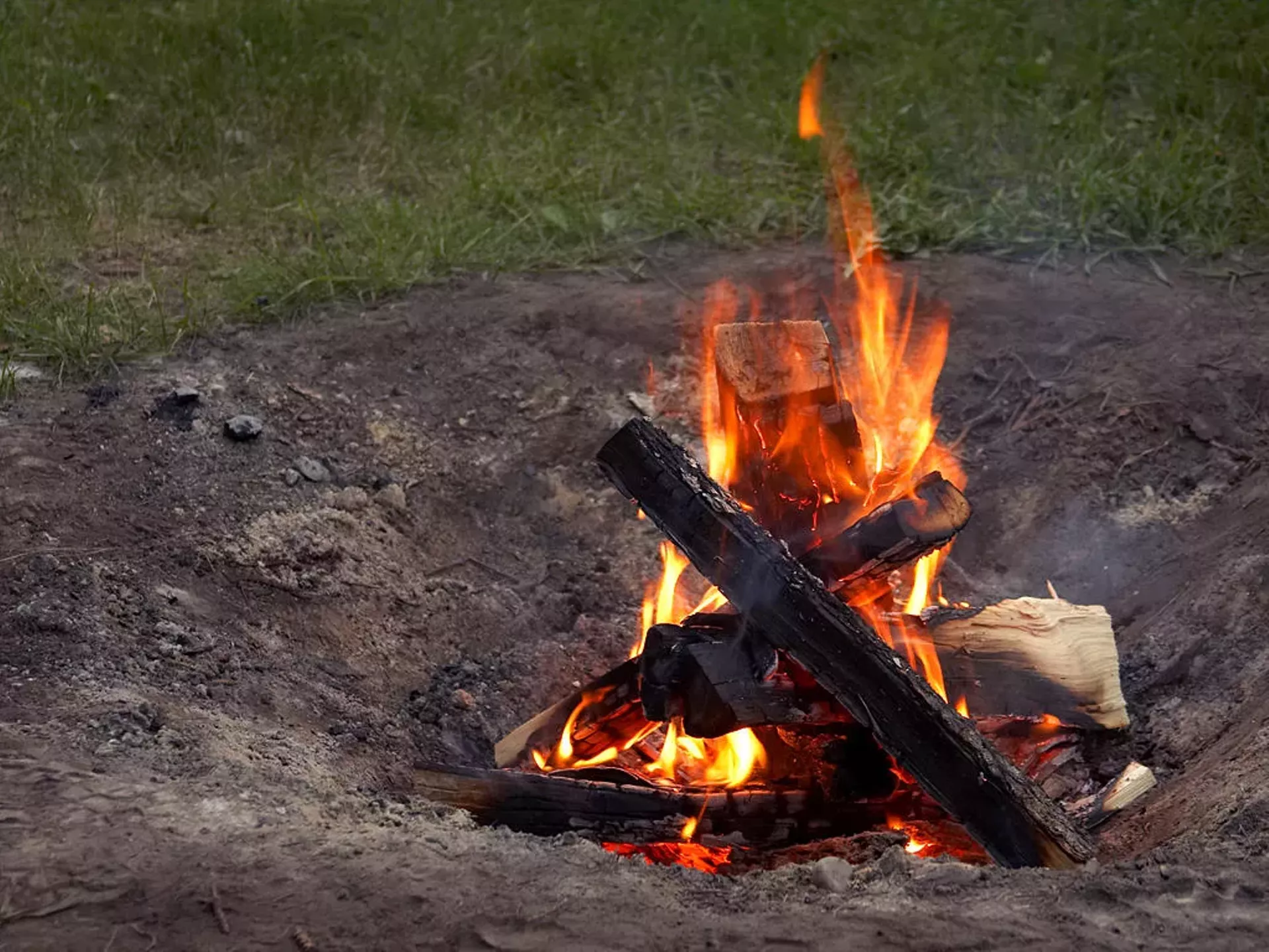camp_fire_001.webp