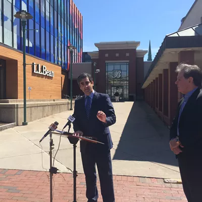 Image: Mayor, Developer Reach Agreement on Burlington Town Center Redevelopment