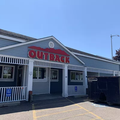 Image: Closed: Outback Steakhouse and Vermont Sandwich Company