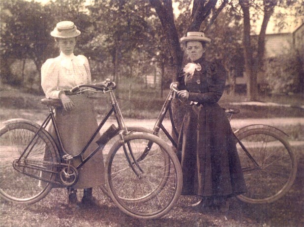 Mrs. H. Wells and Auntie Wells, 1896