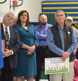 Democrats Back Weinberger for Second Term