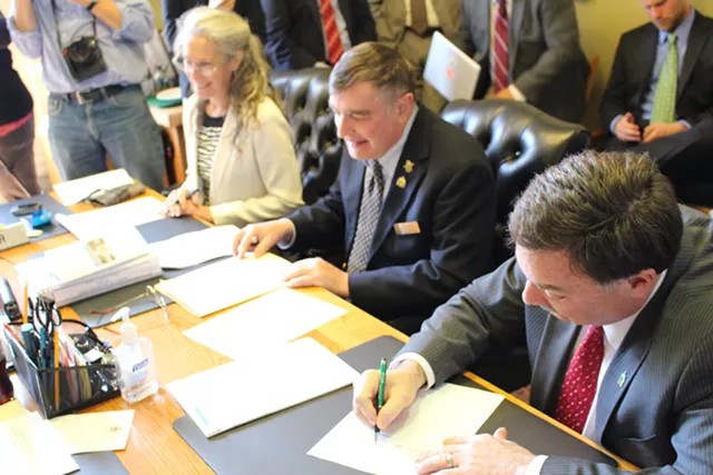 Shumlin Drops Opposition to Handheld Cellphone Ban