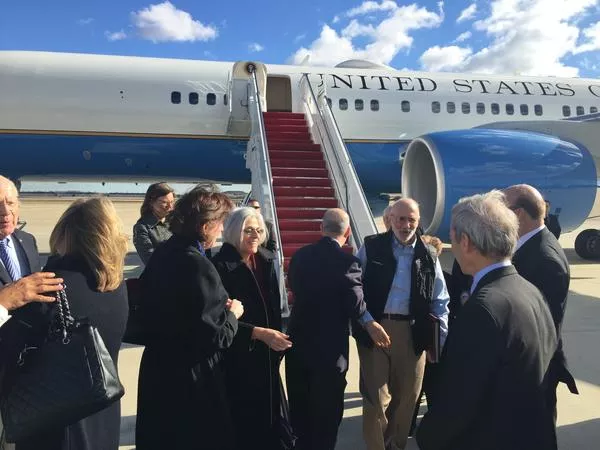 Leahy Accompanies Freed Prisoner Alan Gross From Cuba to U.S.