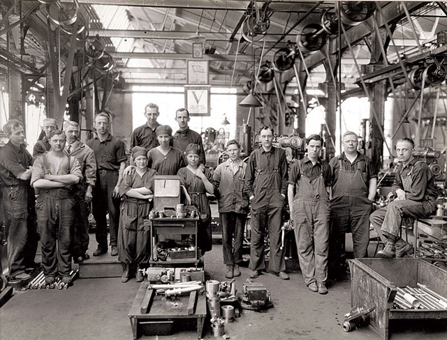 Factory workers at Jones &amp; Lamson during World War I - COURTESY OF AMERICAN PRECISION MUSEUM