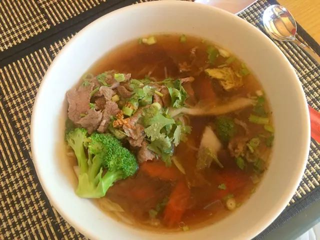 Alice Eats: East West Caf&eacute;