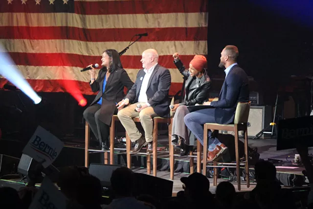 Sanders Returns to Iowa for Pre-Caucus Sprint