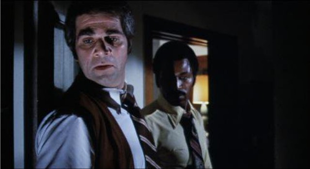 Alex Rocco and Hari Rhodes on a stakeout in Detroit 9000 - GENERAL FILM CORPORATION / ROLLING THUNDER PICTURES