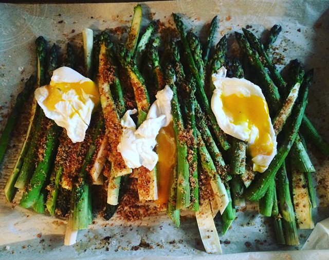 Asparagus with poached eggs and breadcrumbs - JULIA CLANCY