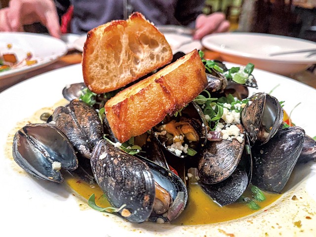 Mussels &agrave; la Toro at  Black Lantern Inn - SUZANNE PODHAIZER