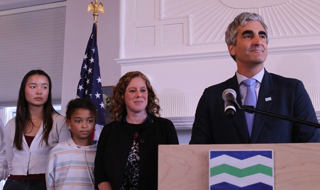 Mayor Miro Weinberger flanked by family on Thursday - COURTNEY LAMDIN ©️ SEVEN DAYS