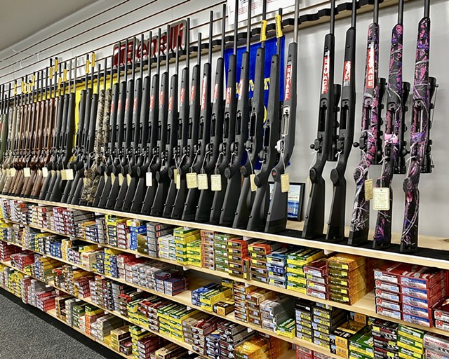 Guns at a shop - © DAVE NELSON | DREAMSTIME