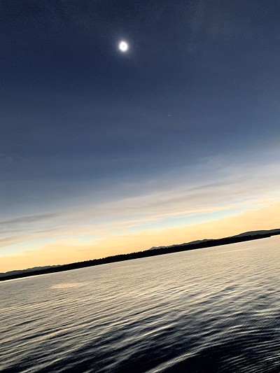 Totality over the lake - HANNAH FEUER