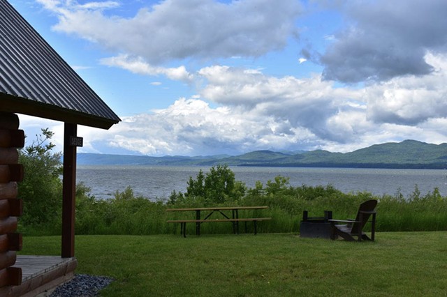 Pemandangan Danau Champlain dengan pegunungan di latar belakang di Taman Negara Button Bay di Vergennes.