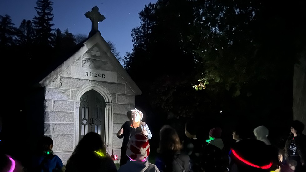 A Fright by Flashlight tour at Lakeview Cemetery - EVA SOLLBERGER ©️ SEVEN DAYS