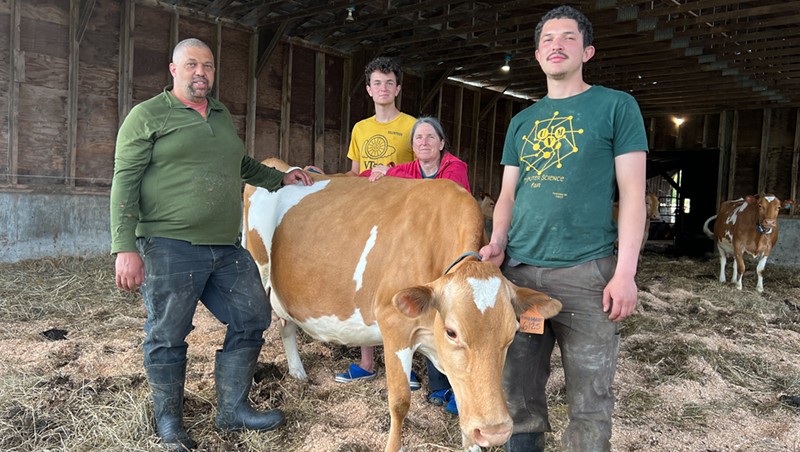 Earl Ransom with his wife Amy Huyffer and their sons Harley & Jackson Ransom with Pomegranate the cow