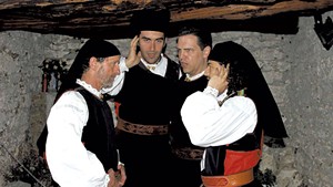 Tenores de Ater&uacute;e singing in a cave in Sardinia