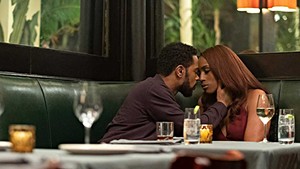 PICTURE PERFECT Stanfield and Rae make a glamorous
pair in Meghie’s multigenerational romance.
