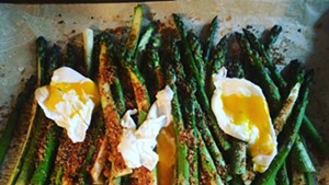 Asparagus with poached eggs and breadcrumbs