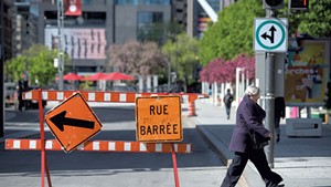 A roadblock sign in downtown Montréal
